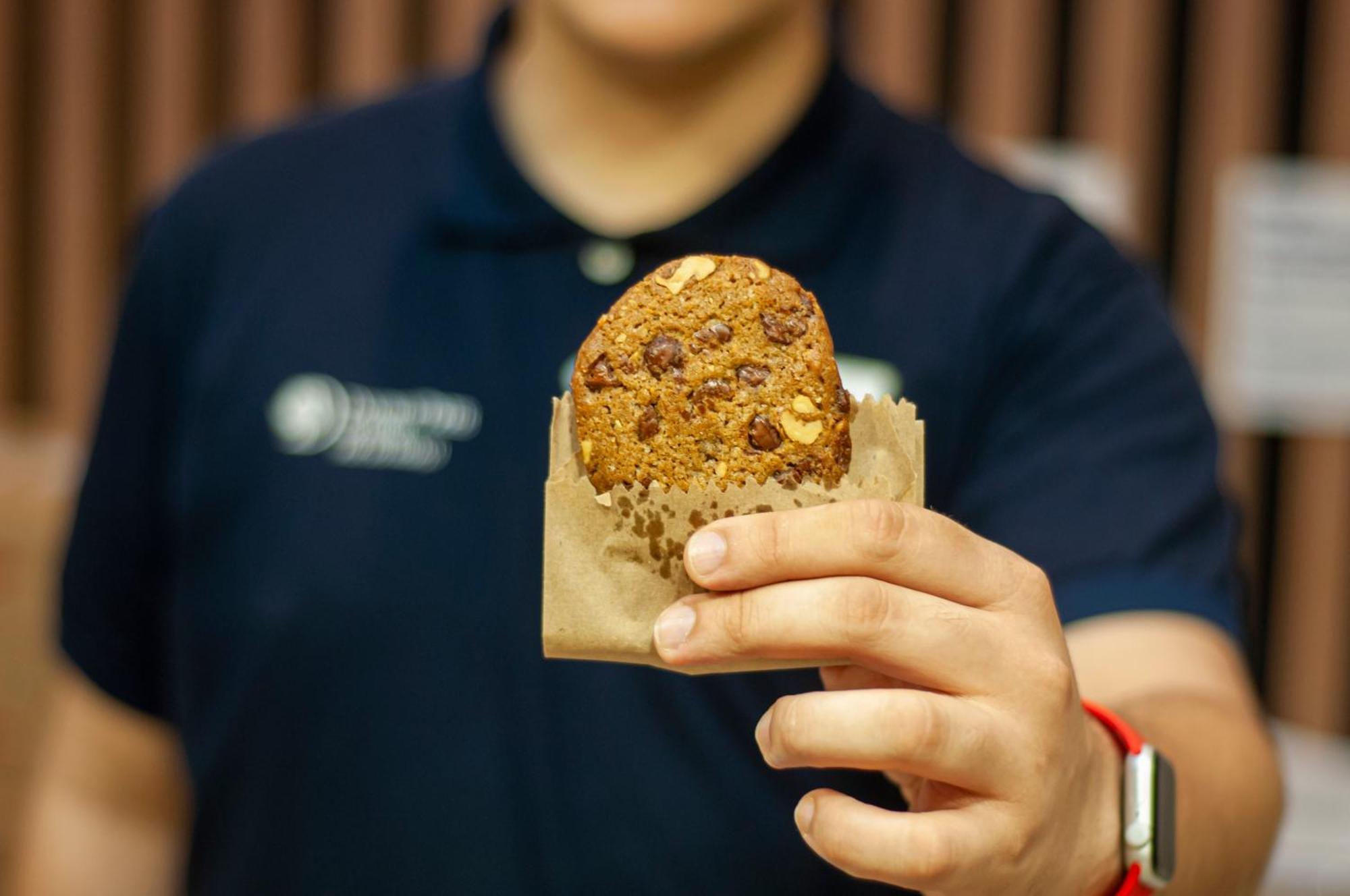 Doubletree By Hilton - Resort - ฟอสดูอีกวาซู ภายนอก รูปภาพ A Starbucks employee holding a muffin