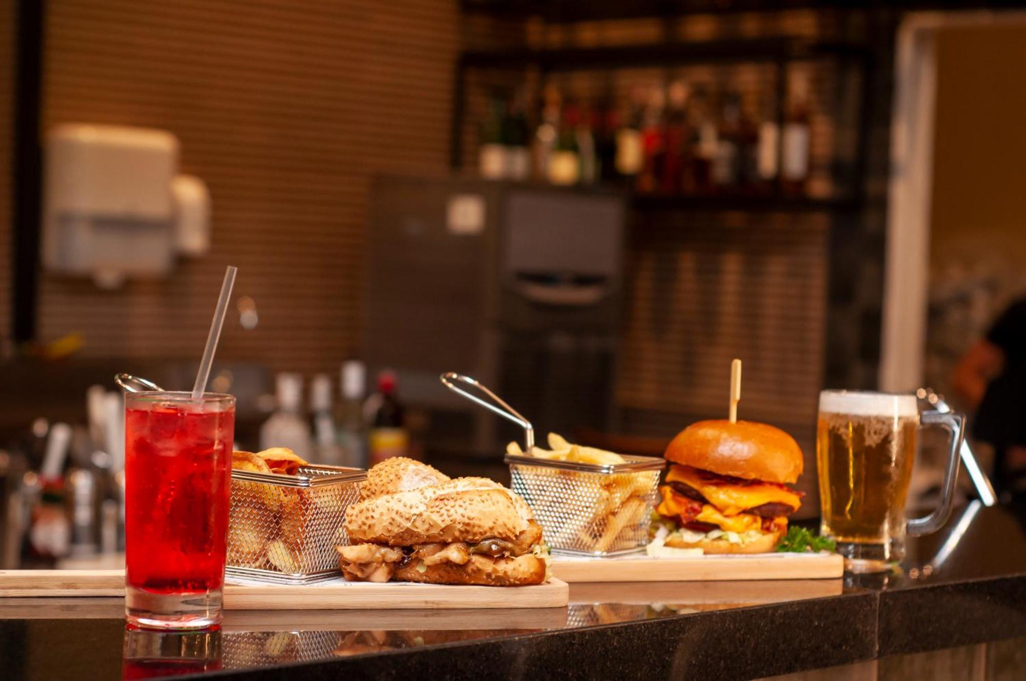 Doubletree By Hilton - Resort - ฟอสดูอีกวาซู ภายนอก รูปภาพ A selection of food and drink at the bar