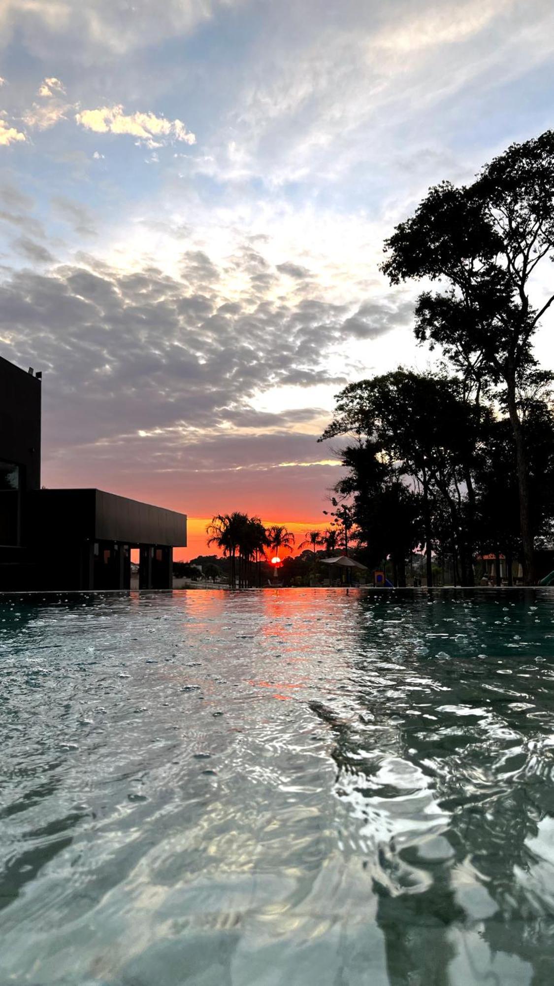 Doubletree By Hilton - Resort - ฟอสดูอีกวาซู ภายนอก รูปภาพ Sunset at the pool