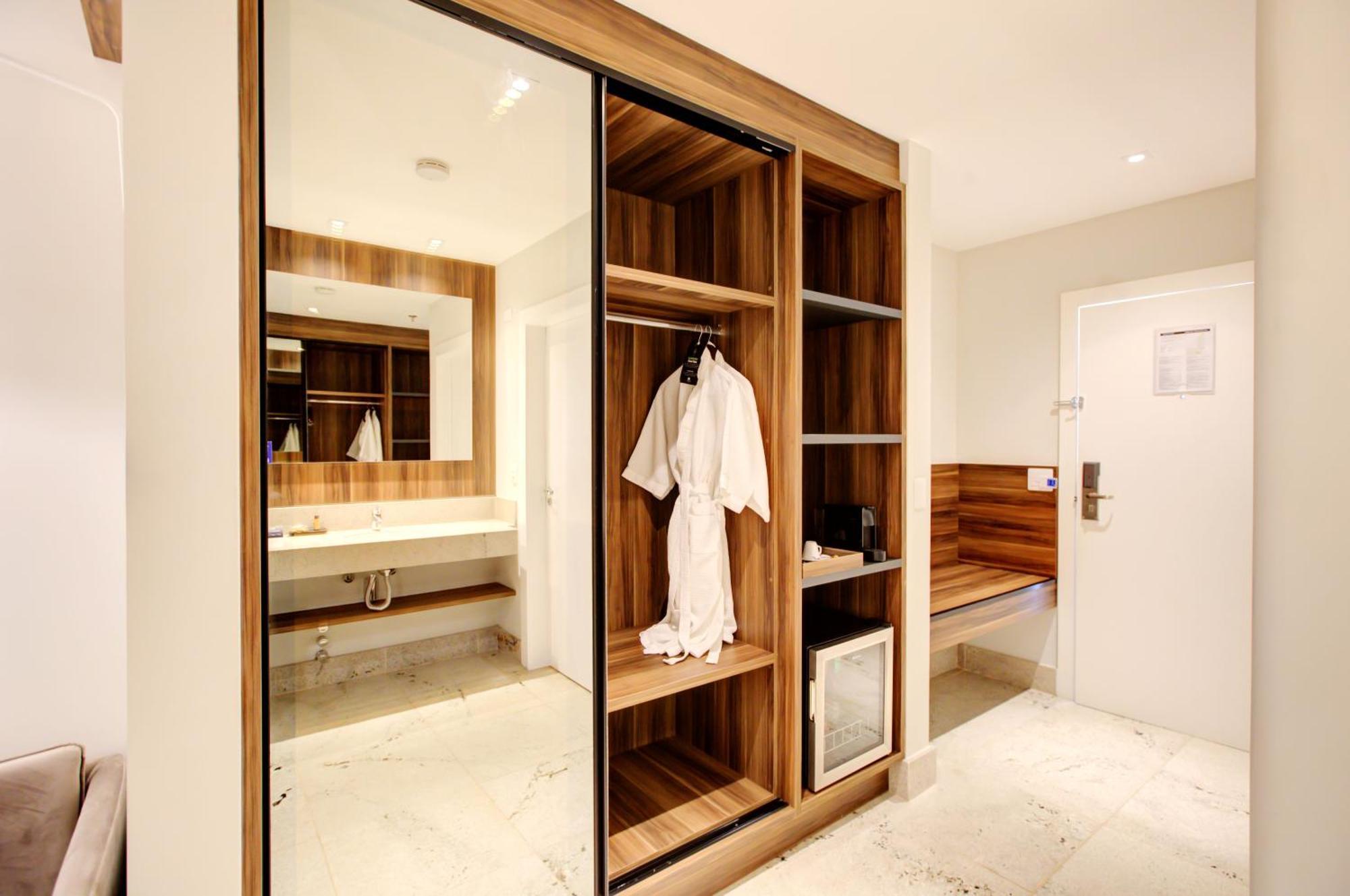 Doubletree By Hilton - Resort - ฟอสดูอีกวาซู ภายนอก รูปภาพ Sliding mirrored wardrobe doors